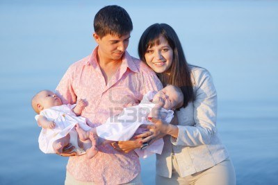 5067212-happy-giovani-famiglie-con-figli-piccoli-sopra-il-livello-del-mare